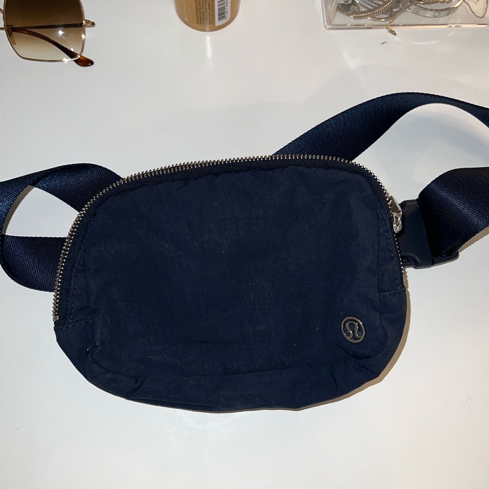 Lululemon everywhere belt bag navy